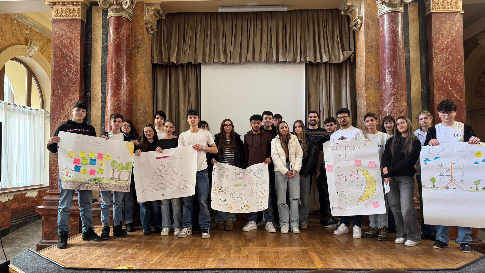 Elevi de la Colegiul Economic Nicolae Kretzulescu, București, în timpul unui atelier de educație financiară: buget personal, nevoi vs. dorințe și lucru în echipă.